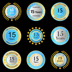 Jubiläumsbutton hellblau auf schwarzem Hintergrund