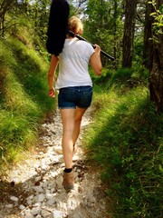 Frau in Shorts mit Tonangel