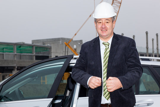 Bauingenier at construction site