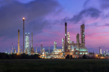 Plakat Oil refinery at twilight