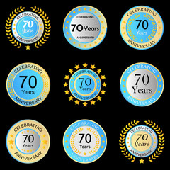 Jubiläumsbutton hellblau auf schwarzem Hintergrund