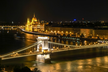 Fototapeta na wymiar Chain bridge and Parliament in night Budapest