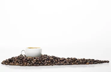Foto auf Acrylglas Cafe Weiße Tasse mit Kaffeebohnen