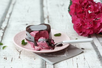 Gelato con guscio al cioccolato croccante con cuore di more