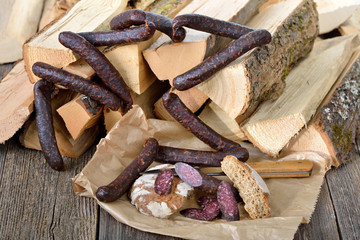 Brotzeitpause mit Südtiroler Kaminwurzen und Vinschgerl