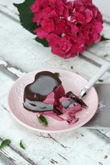 Gelato con guscio al cioccolato croccante con cuore di more