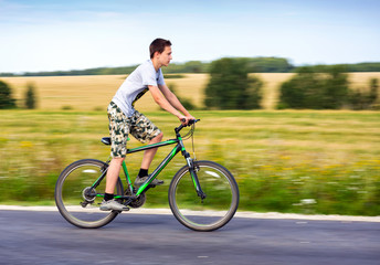 Obraz premium Teenager riding a bike