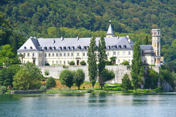 L' abbaye de Hautecombe au bord du lac du Bourget en Savoie
