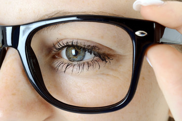 Frau mit Brille im Modell Hornbrille als Sehhilfe vom Augenoptiker oder Optiker