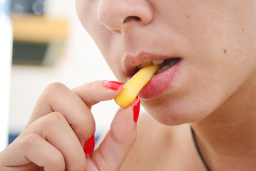 Obraz premium woman eating fries