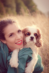 Cavalier King Charles Spaniel Blenheim con ragazza