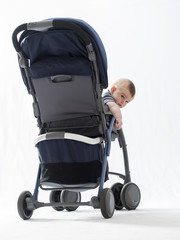 Bambino in passeggino