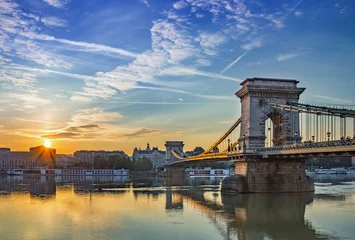 Foto op Canvas zonsopgang bij de stad Boedapest en de Kettingbrug - Boedapest - Hongarije © Noppasinw