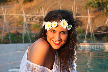 mujer guapa sonriendo con flores en el pelo