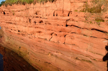 Riverbank Tosna of red sandstone.