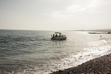 lancha paseando por la orilla del mar de alboran