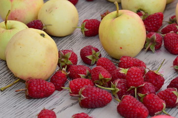 яблоки и малина, желтый,серый,красный