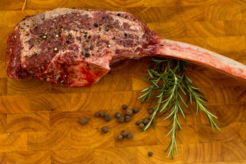 Tomahawk Steak auf Holzuntergrund