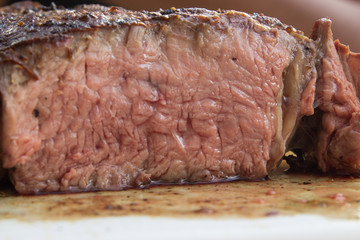 Tomahawk Steak auf Holzuntergrund