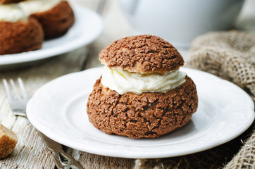 chocolate profiteroles, Shu, with cream