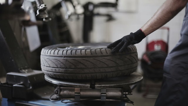 Tire service: Removing the tire from the disk