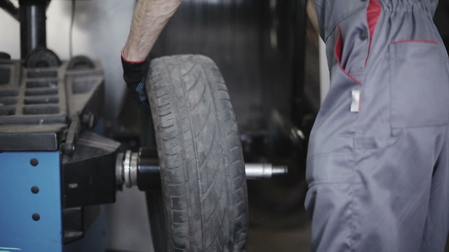 Tire service: Balancing of wheel after repair tire