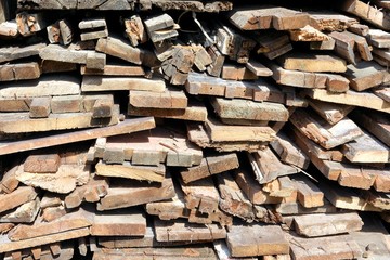 Stapel Brennholz aus einem Abrisshaus vor einem Haus