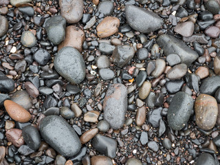 Nasse graue und braune Vulkanssteinkiesel