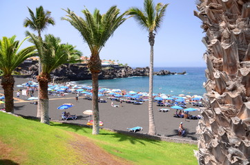 Piękna czarna playa de la arena w Puerto de Santiago na teneryfie - obrazy, fototapety, plakaty