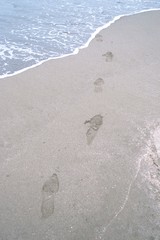 海辺と足跡 / The footprint found at the beach
