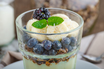 Vanilla pudding with berries