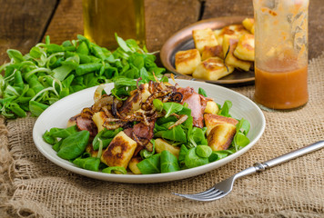 Potato gnocchi with salad and onions
