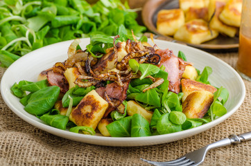 Potato gnocchi with salad and onions