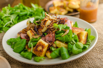 Potato gnocchi with salad and onions