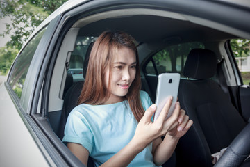 Obraz na płótnie Canvas Woman using mobile phone in the car.