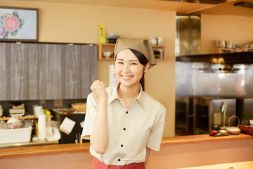 飲食店の店員　ガッツポーズ