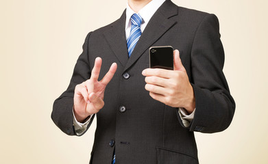 ビジネス　ボディパーツ　ピースサイン　スマートフォン持ち