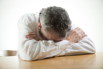 Obraz premium Depressed man at a desk