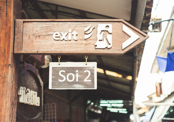 Obraz premium exit wood signboard