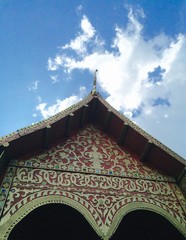 Fototapeta na wymiar blue sky and thai temple