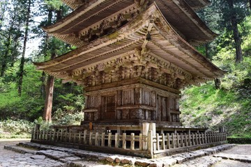 Fototapeta premium 国宝 羽黒山五重塔／山形県鶴岡市羽黒町にある、国宝「羽黒山五重塔」を撮影した写真です。羽黒山五重塔は、羽黒山参道「一の坂」上り口の杉並木の中にあります。東北地方では最古の塔といわれ、平将門の創建と伝えられています。現在の塔は、約600年前に再建されたものといわれ、高さが29.0mの三間五層柿葺素木造で、昭和41年には国宝に指定されました。