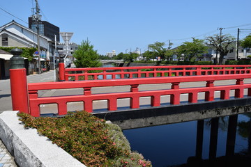 三雪橋（みゆきばし）／山形県の鶴岡市街地をゆっくりと流れる内川。古くから市民の川として親しまれ、「海坂もの」と呼ばれる藤沢周平の小説に登場する「五間川」のモデルとなった川と言われています。この橋から眺める鳥海山、月山、金峰山の３つの山の雪が、とても美しかったことから、明治９年、当時の県知事（三島通庸）が名づけたといわれています。