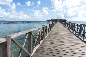 Obraz premium Wooden jetty with blue skies