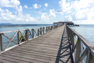 Obraz premium Wooden jetty with blue skies