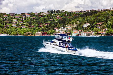 Obraz premium Motor yacht in Bosporus, Istanbul, Turkey