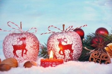 Weihnachtlicher Hintergrund - Äpfel mit Motiv