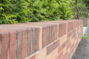 Mauer aus bunten Natursteinen