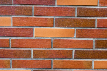 Mauer aus bunten Natursteinen