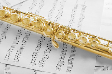 Obraz premium Flute on music notes background