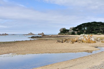 Plage et c&ocirc;te en bord de mer pr&egrave;s de Bugueles et Plougrescant